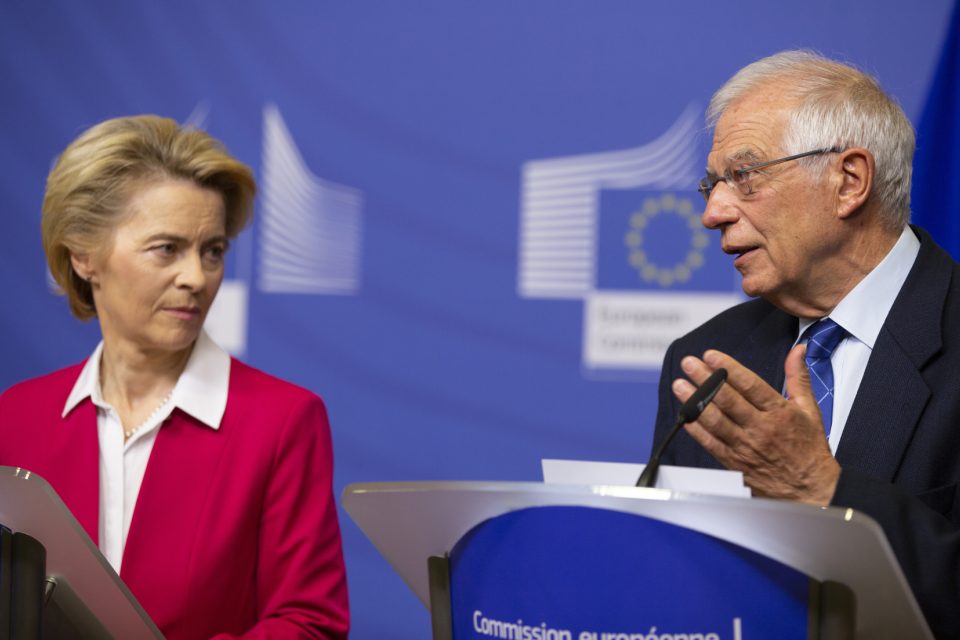 Předsedkyně Evropské komise Ursula von der Leyenová a unijní zmocněnec pro zahraniční politiku Josep Borell | foto: Virginia Mayo,  ČTK/AP