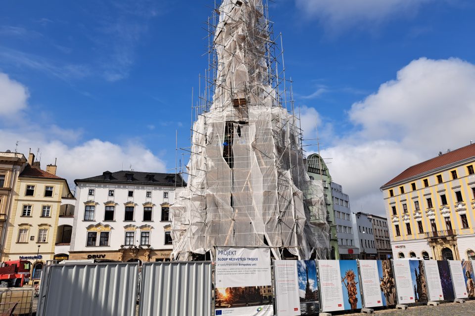 Sloup Nejsvětější Trojice v historickém centru Olomouce se bude opravovat až do konce roku 2026 | foto: Blanka Mazalová,  Český rozhlas