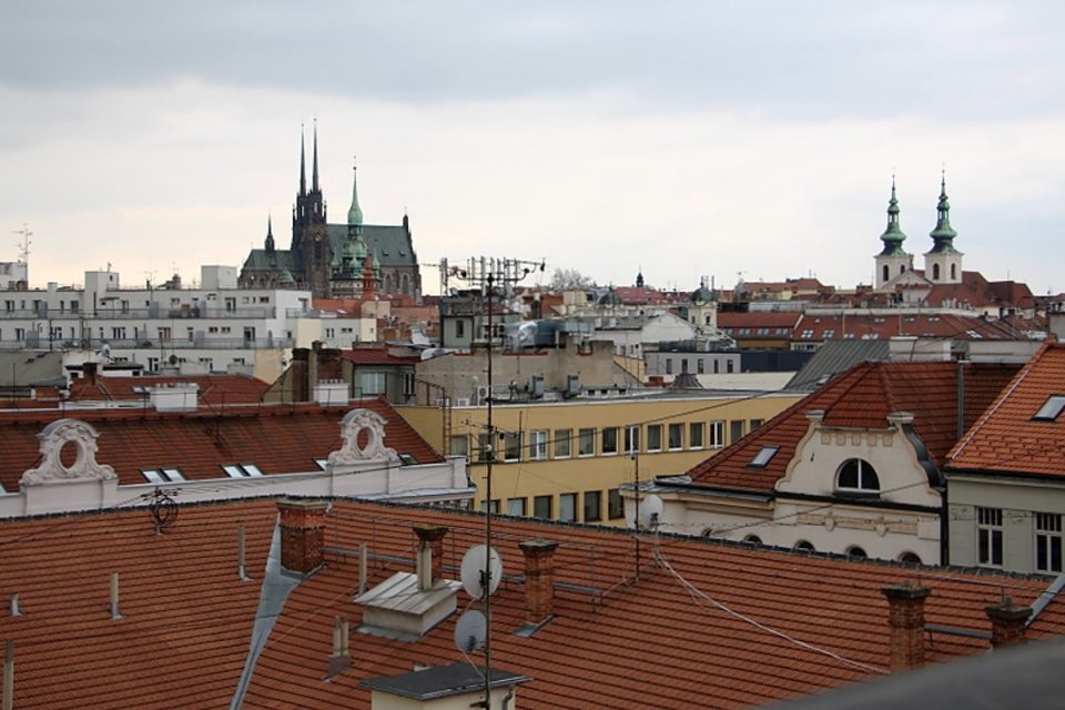 Brněnský rozhlas nyní působí v Beethovenově ulici. Před sto lety ale začal vysílat ze střechy Zemského domu | foto: Veronika Skálová