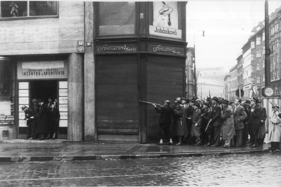 Momentka z bojů během Pražského povstání | foto: Vojenský historický ústav