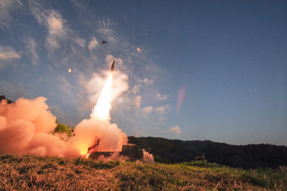 Jihokorejská armáda uspořádala v reakci na šestý severokorejský jaderný test vojenské cvičení. Podle prohlášení Soulu zkoušela střely dlouhého doletu vzduch-země i balistické rakety | foto: Yonhap,  Reuters