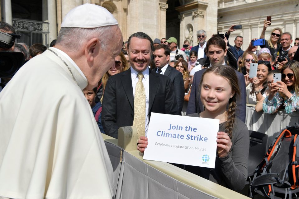 Na závěr jeho generální audience na náměstí svatého Petra s ní papež krátce hovořil a ona při tom držela ceduli s nápisem „Připojte se ke klimatické stávce“ | foto: Vatican Media,  Reuters