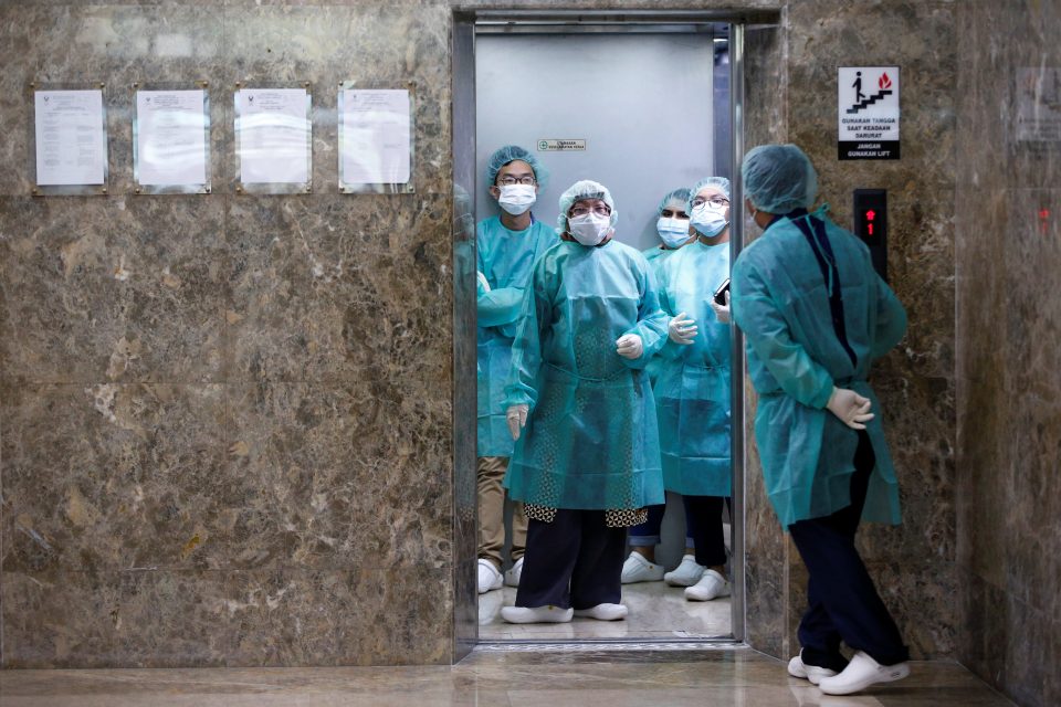 Lékaři v Indonésii se připravují na tiskovou konferenci kvůli koronaviru v Číně | foto: Willy Kurniawan,  Reuters