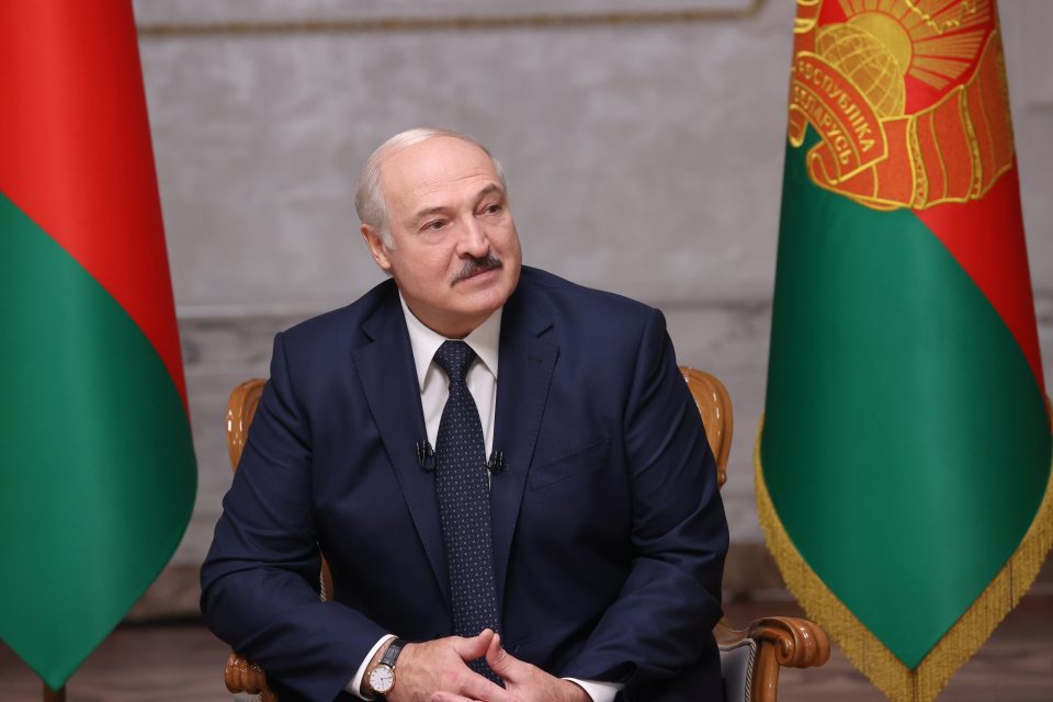 Podle úřadů volby pošesté vyhrál Alexandr Lukašenko,  tentokráte s více než 80 procenty hlasů | foto:  Nikolai Petrov,  BelTA,  Reuters