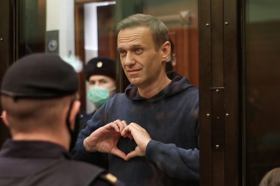 Moskevský soud poslal Navalného do vězení za porušení podmínky. „Vše bude v pořádku. Zatím, “ stihl zavolat Navalnyj,  než ho stráž odvedla | foto: SIMONOVSKY DISTRICT COURT,  Reuters