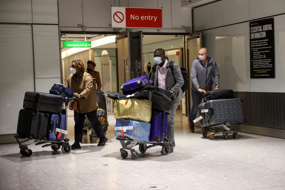Cestující na londýnském letišti Heathrow | foto: Hannah McKay,  Reuters