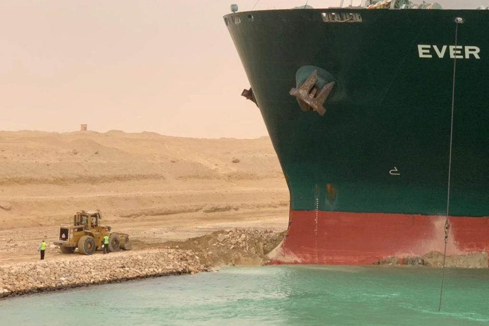 400metrová loď Ever Given,  která dosahuje na délku téměř tolik,  jako je výška americké Empire State Building,  blokovala provoz v Suezském průplavu z obou stran. Průplavem přitom denně proplouvá až 30 procent veškerého objemu přepravních lodí a 12 procent | foto: Suez Canal Authority,  Reuters