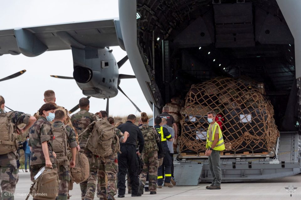 Francouzští vojáci nastupují do letadla Airbus A400M Atlas,  které evakuuje francouzské pracovníky a jejich pomocné síly z Kábulu | foto: Reuters