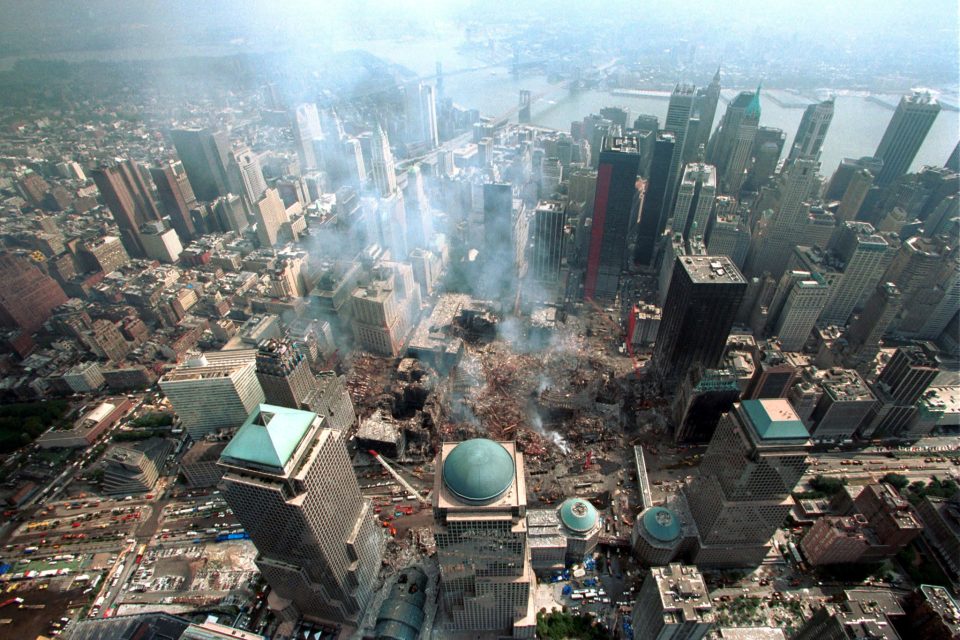Letecký pohled na Ground Zero,  kde stály obě věže Světového obchodního centra,  26. září 2001 | foto: ournalist 1st Class Preston Keres/U.S. Navy Photo,  Reuters