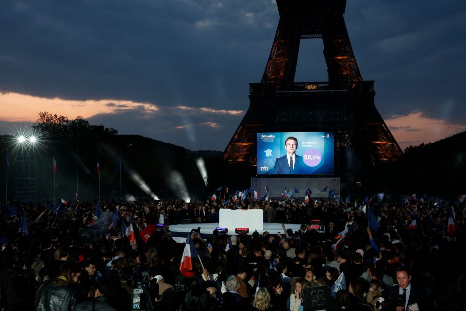Příznivci očekávají vítězný projev Macrona | foto: Benoit Tessier,  Reuters