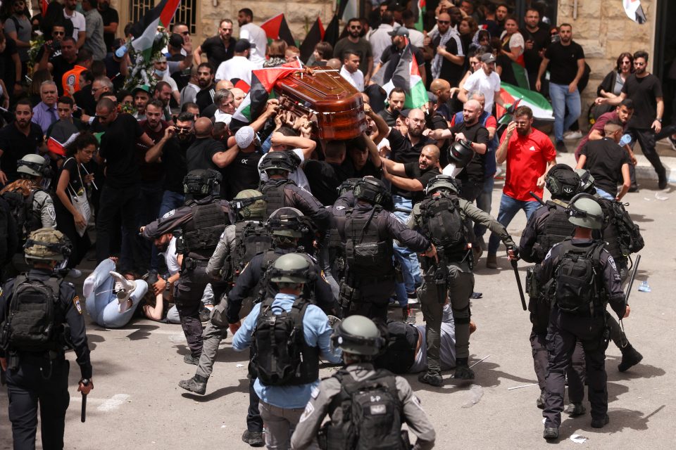 Pohřeb palestinské novinářky Širín abú Aklahové | foto: Ammar Awad,  Reuters