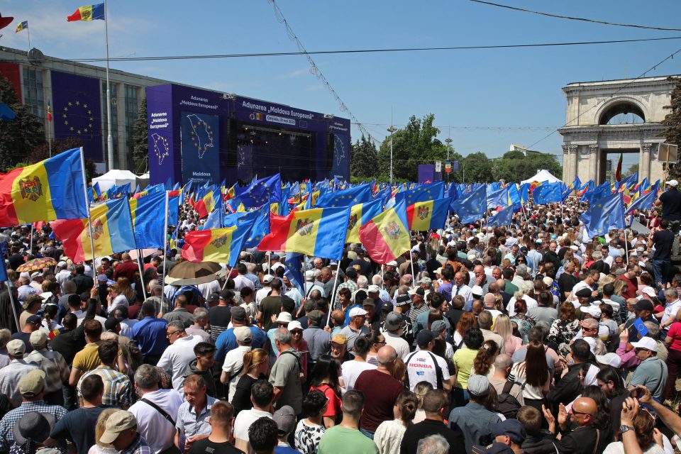 Pro-evropská demonstrace v Kišiněvu | foto: Vladislav Culiomza,  Reuters
