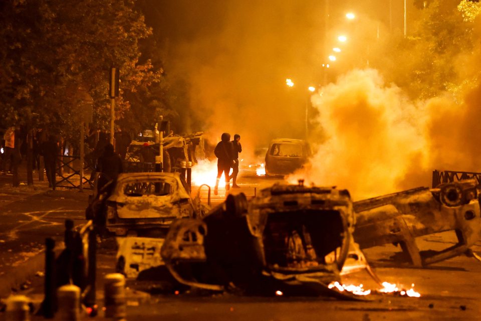 Protestující se střetli na předměstí Paříže s policií | foto: Gonzalo Fuentes,  Reuters
