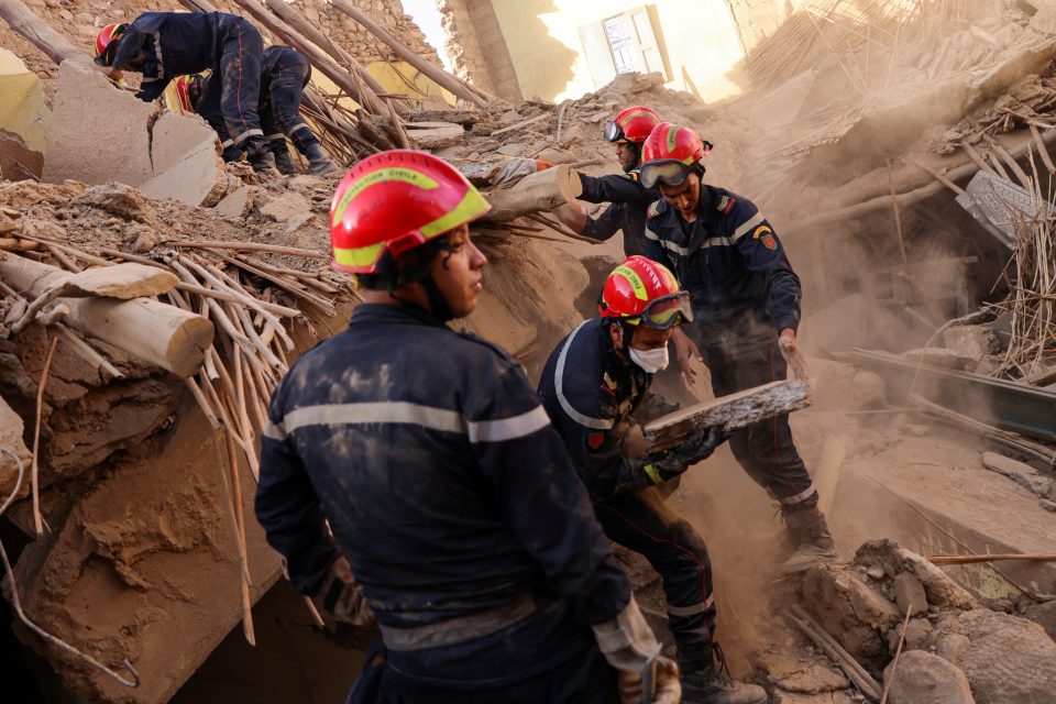 Práce záchranářů po zemětřesení v Maroku,  na fotografii malé město Amizmiz | foto: Nacho Doce,  Reuters