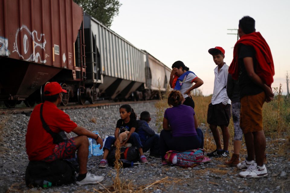 Migranti v blízkosti mexických nákladních vlaků | foto: Daniel Becerril,  Reuters