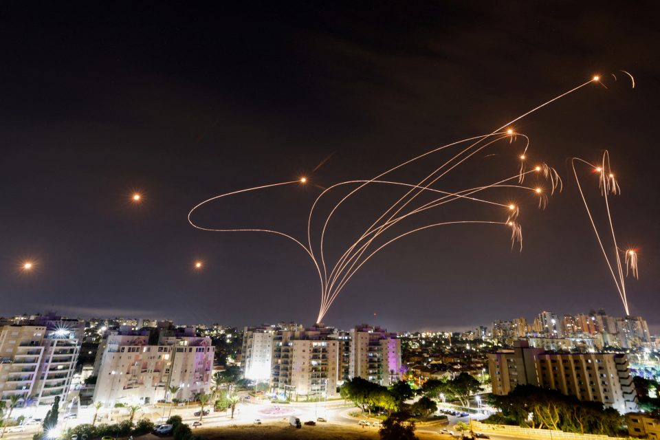 Izraelský protiraketový systém Iron Dome zasahuje proti raketám vypálených z pásma Gazy. Pohled na město Aškelon | foto: Amir Cohen,  Reuters