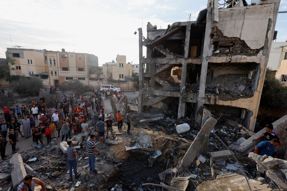 Palestinci prohledávají trosky budovy zničené při ostřelování Gazy izraelskou armádou | foto: Mohammed Salem,  Reuters