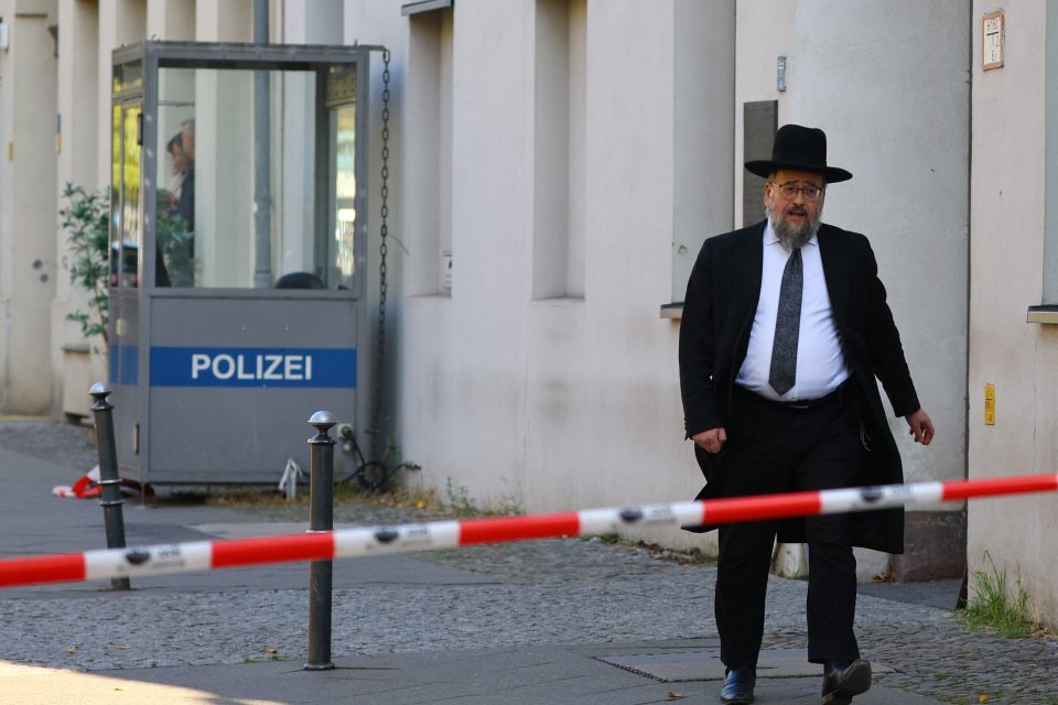 Policejní páska před budovou židovského komunitního střediska se synagogou v Berlíně,  na kterou 18. října někdo hodil zápalné lahve. | foto: Fabrizio Bensch,  Reuters