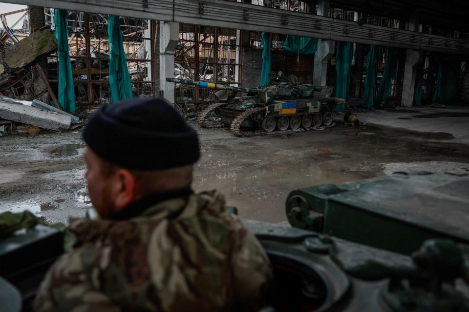 Ukrajinští mechanici opravují tanky v Charkovské oblasti | foto: Alina Smutko,  Reuters