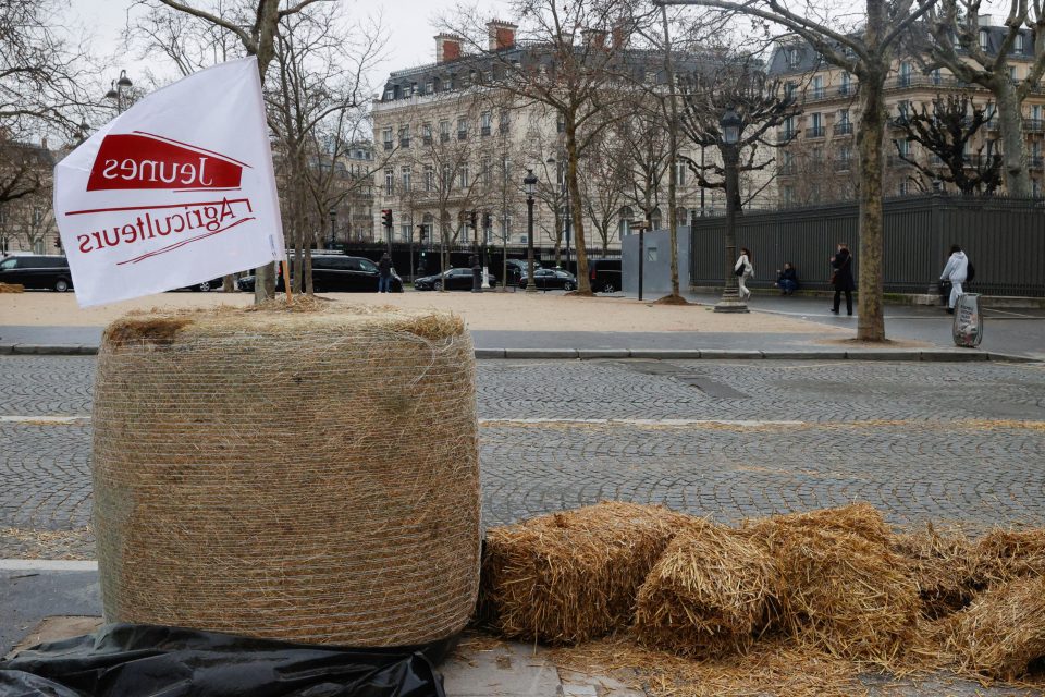 Sláma leží na chodníku v den protestu zemědělců proti cenovým tlakům,  daním a ekologickým regulacím,  které sdílejí zemědělci v celé Evropě,  v Paříži | foto: Abdul Saboor,  Reuters