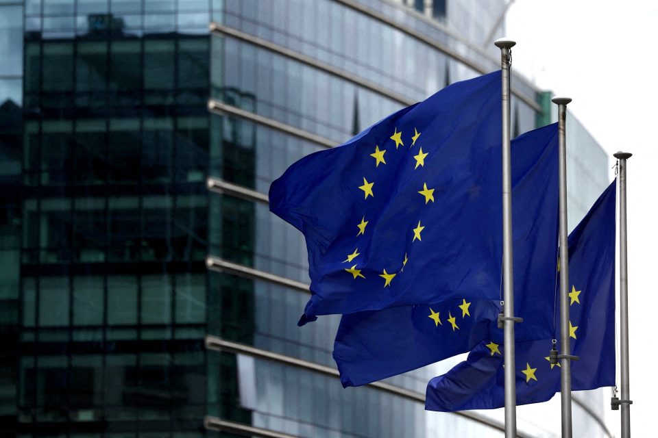 Evropské vlajky před sídlem Evropské komise v Bruselu,  Belgie 20. září 2023 | foto: Yves Herman,  Reuters