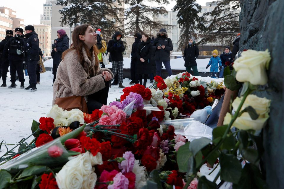 Žena sedí u Solověckého kamene,  který slouží jako památník obětem politických represí. Právě tam se lidé shromáždili,  aby uctili památku ruského opozičního vůdce Alexeje Navalného | foto: Reuters