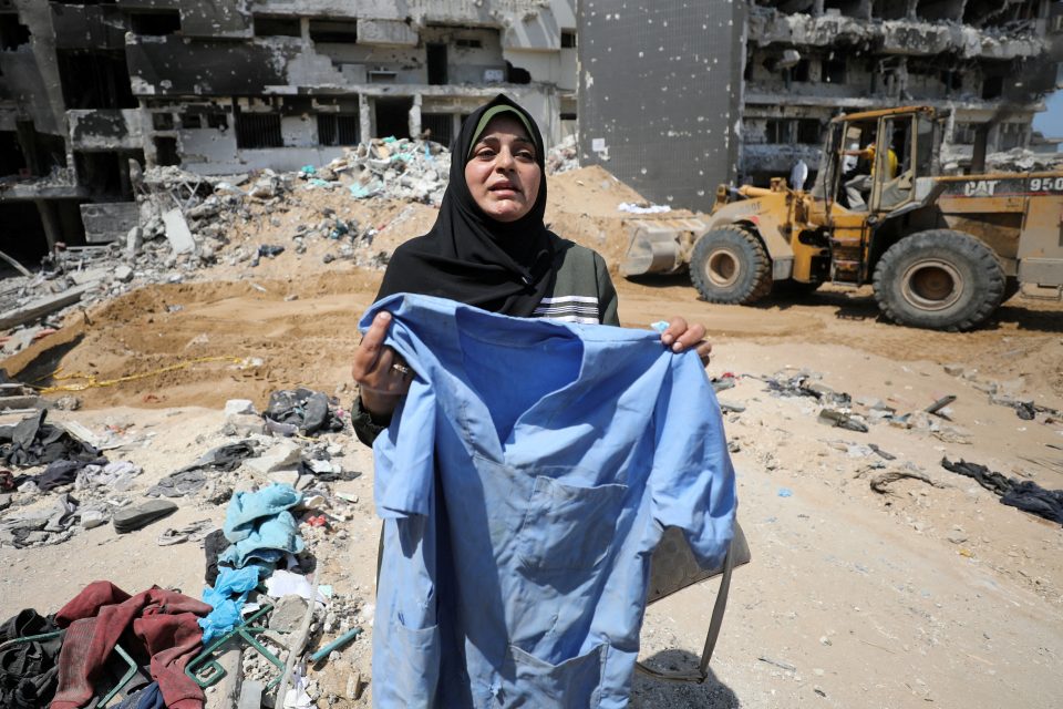Záchranáři hledají těla ze zničené nemocnice Al Shifa | foto: Dawoud Abu Alkas,  Reuters