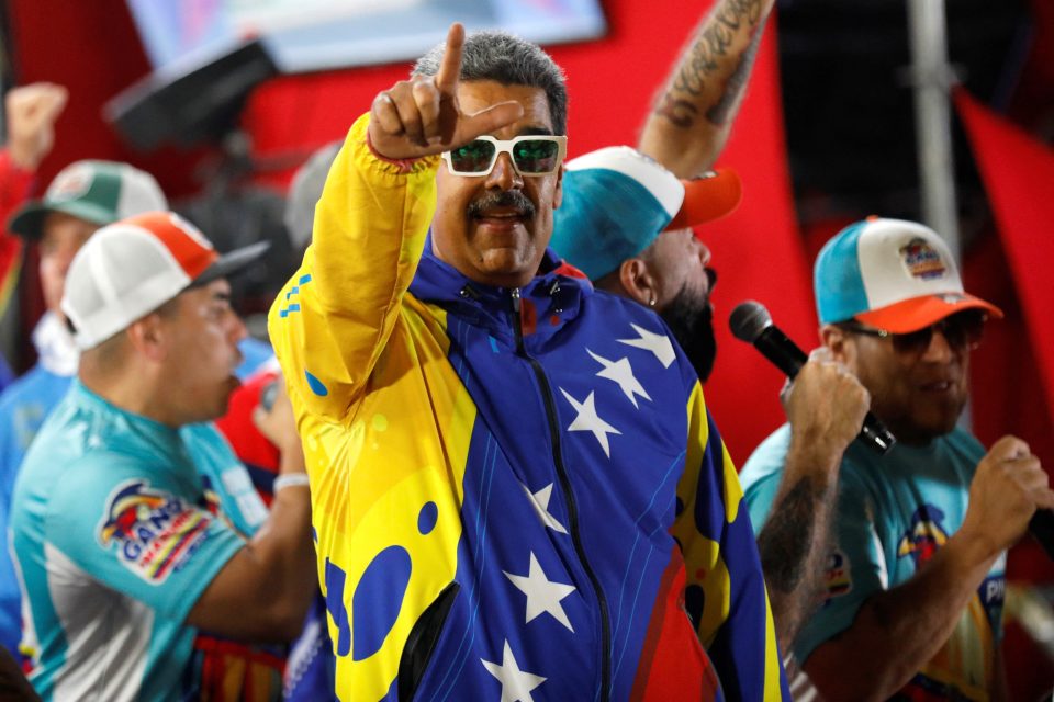 Venezuelský prezident Nicolás Maduro oslavuje vítězství ve volbách | foto: Fausto Torrealba,  Reuters