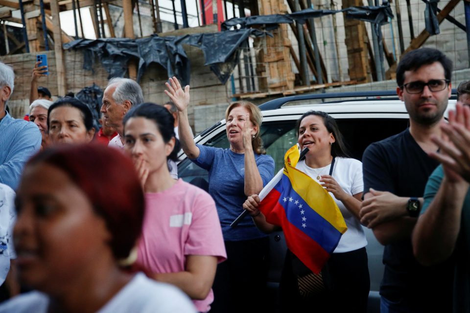 Příznivci venezuelské opozice demonstrují po prohlášení Nicoláse Madura vítězem prezidentských voleb. | foto: Leonardo Fernandez Viloria,  Reuters