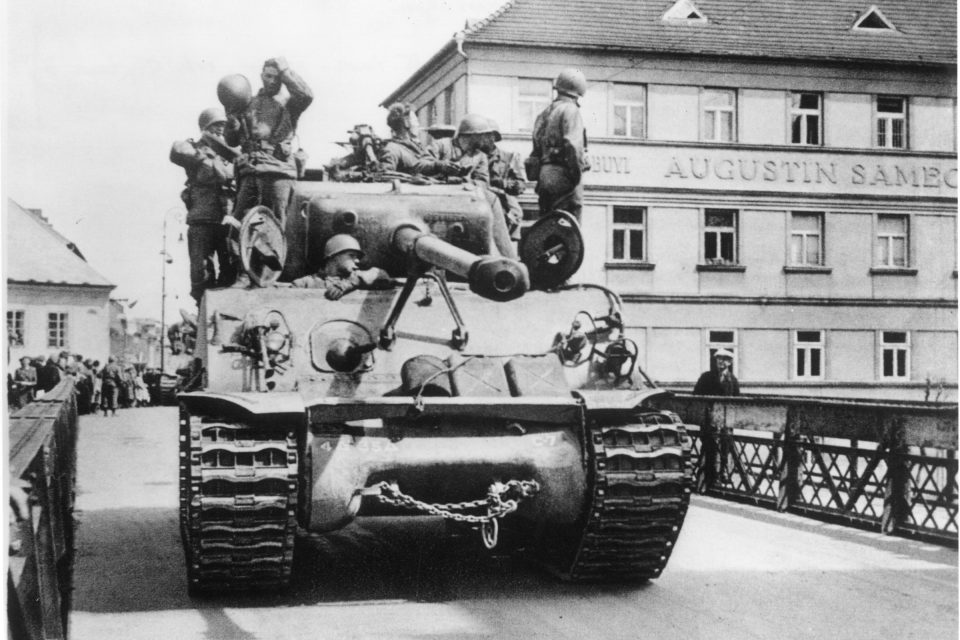 Americký tank Sherman v květnu 1945 v západních Čechách | foto: Vojenský historický ústav