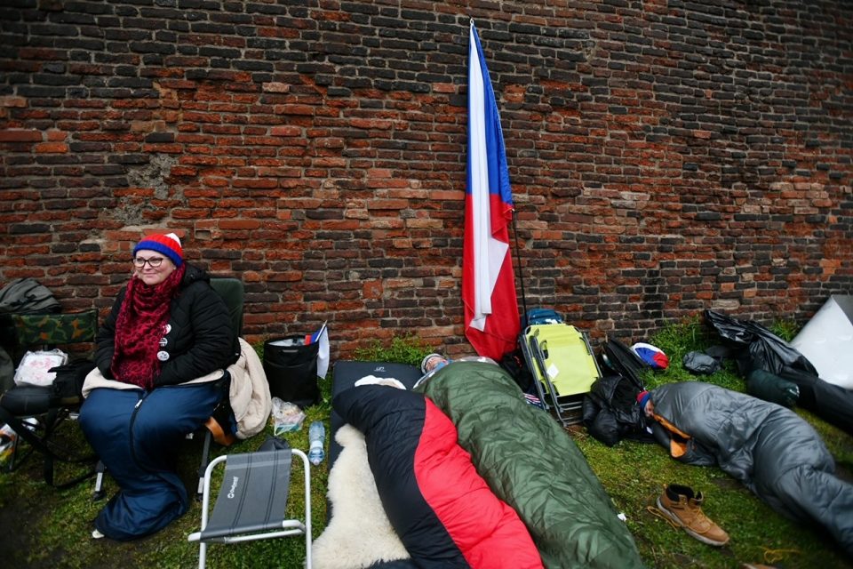 Desítky účastníků si na noc přinesly skládací židle a spací pytle | foto: René Volfík,  iROZHLAS.cz