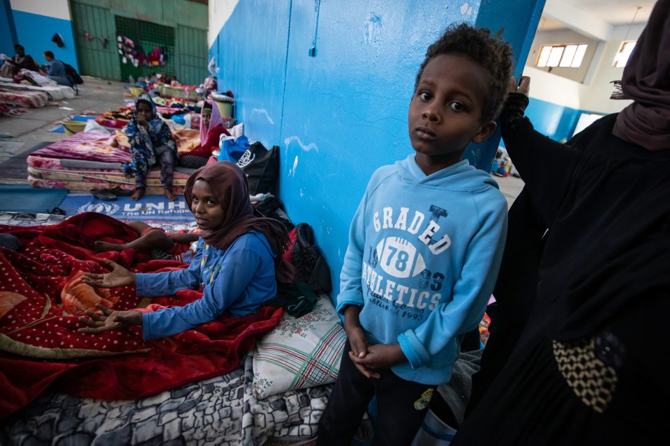 ‚Pašeráci nás podvedli. Slíbili nám,  že si pro nás přijedou záchranáři z Evropy. Jenže místo nich přijeli Libyjci, ‘ pláče Nigerijka Amel v libyjském detenčním centu.  | foto: Lenka Klicperová,  Český rozhlas