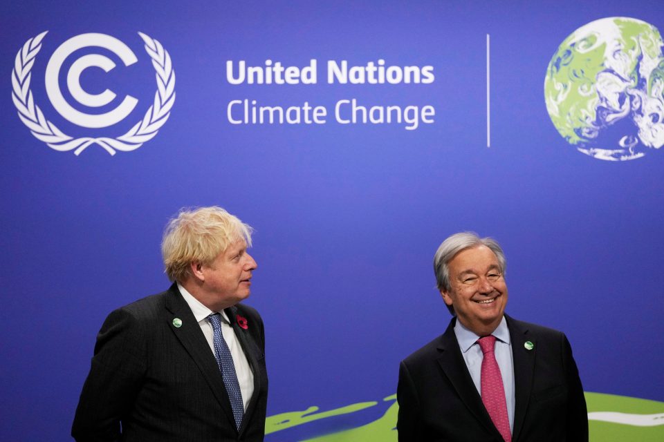 Britský premiér Boris Johnson přijímá generálního tajemníka OSN na konferenci COP26 | foto: Reuters
