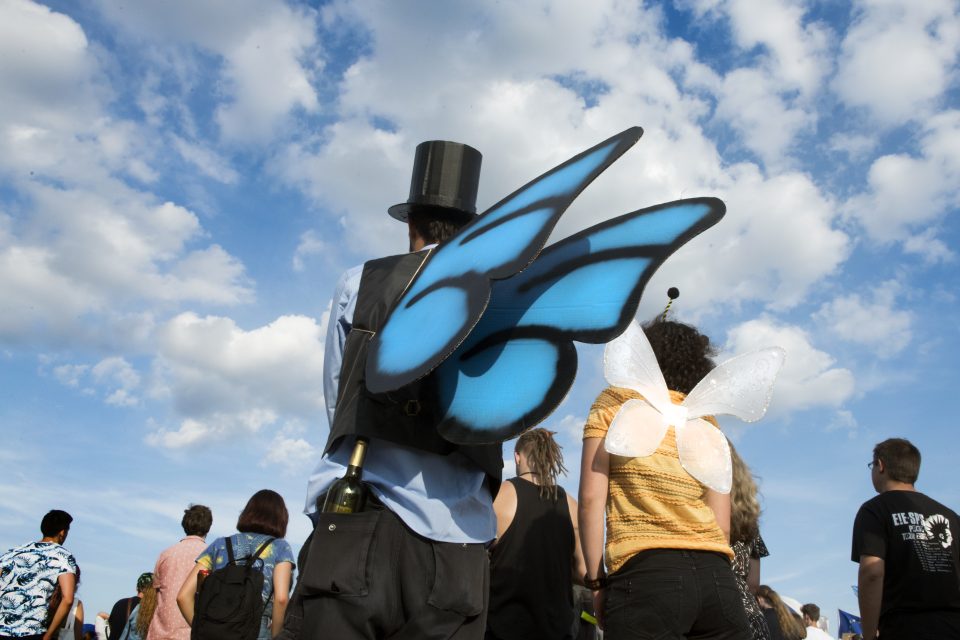Protestující přišli na Letnou třeba i jako v současnosti zpopularizovaní „motýle“ | foto: Michaela Danelová,  iROZHLAS.cz