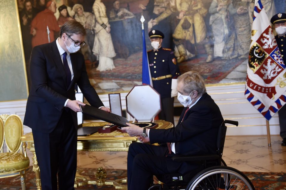Prezident Aleksandar Vučič a jeho český protějšek Miloš Zeman | foto: Twitter Jiřího Ovčáčka
