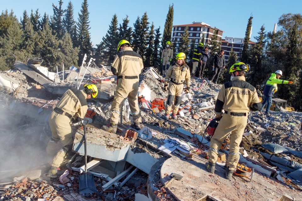 Čeští záchranáři v Turecku vyprostili ze sutin po pondělním zemětřesení dva živé | foto: Hasičský záchranný sbor ČR
