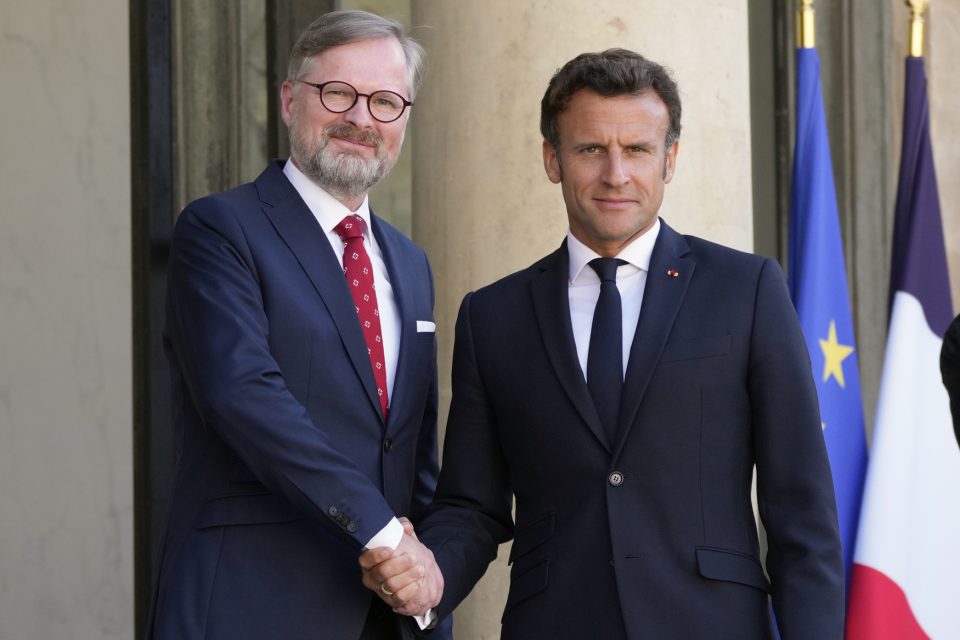 Francouzský prezident Macron přijal v Paříži českého premiéra Fialu | foto: Francois Mori,  ČTK