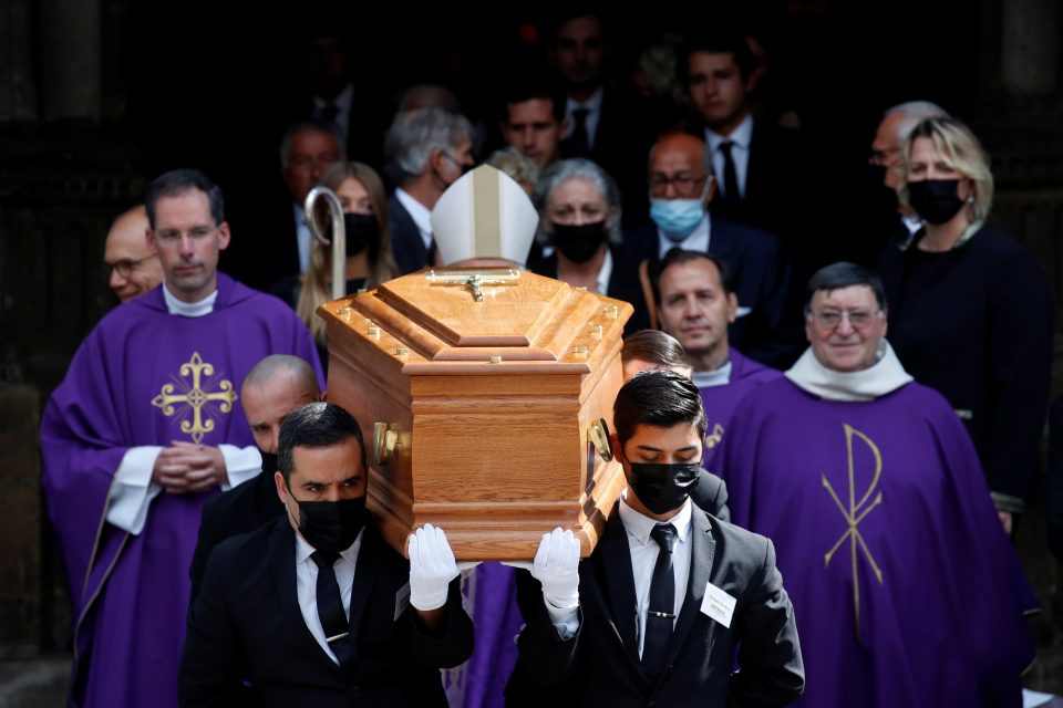 Pohřební služba nese rakev zesnulého francouzského herce Jeana-Paula Belmond po pohřebním obřadu v kostele Saint-Germain-des-Pres | foto: Reuters
