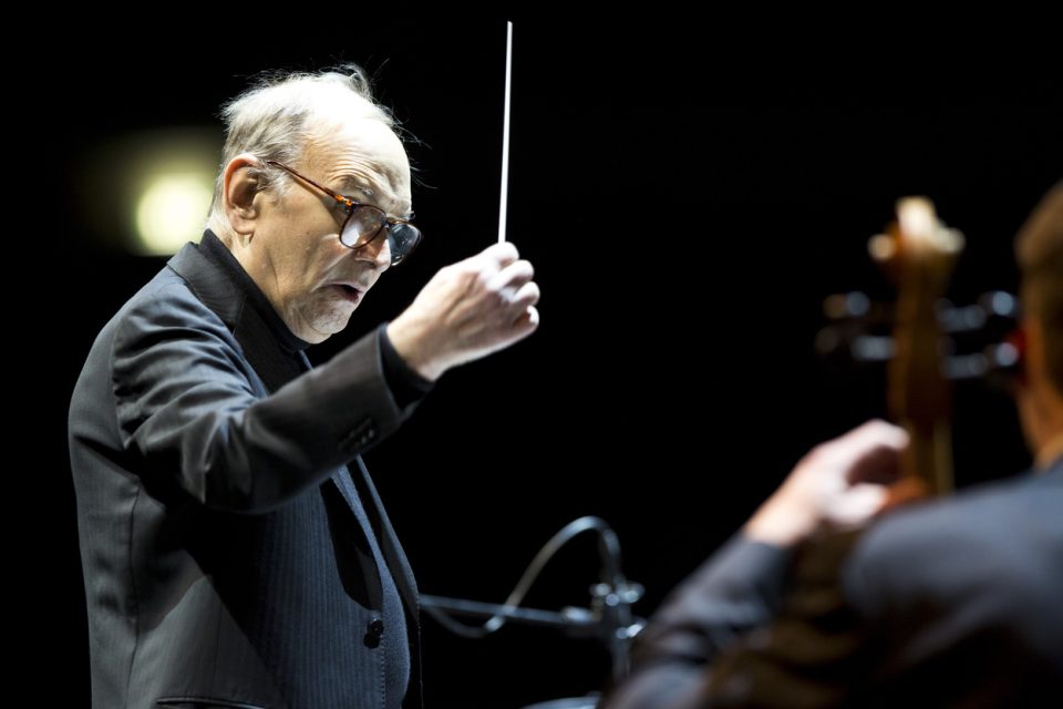 Ennio Morricone během dirigování při pražském koncertu | foto: Fotobanka Profimedia