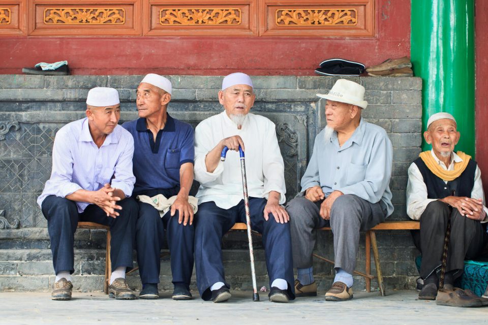 Chuejové jsou jednou z 56 etnických skupin Číny a zároveň i jednou z nejpočetnějších. Na snímku skupina chuejských mužů v Jin-čchuanu,  hlavním městě Chuejské autonomní oblasti Ning-sia. | foto: Fotobanka Profimedia