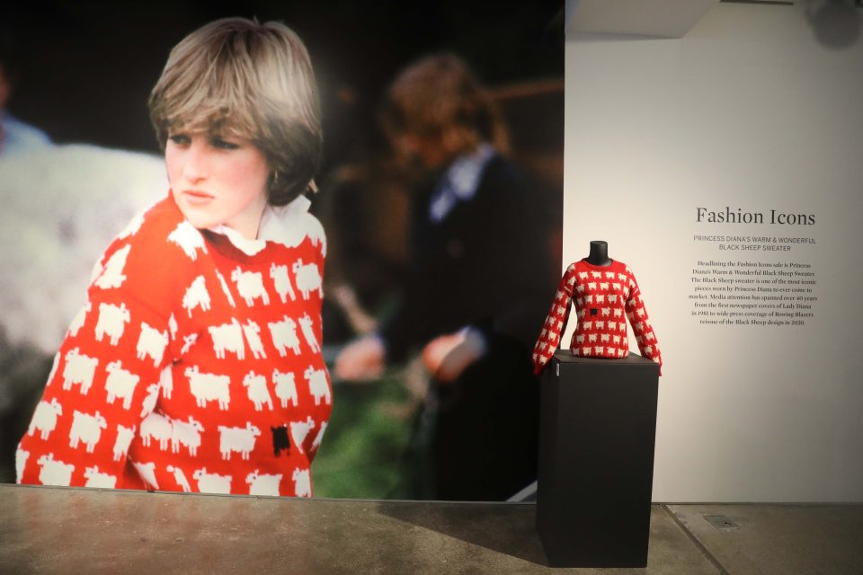 V aukci v New Yorku se za 1, 14 milionu dolarů  (26, 3 milionu Kč) vydražil červený svetr s ovečkami,  který na sebe ještě před svatbou oblékla princezna Diana | foto: Profimedia