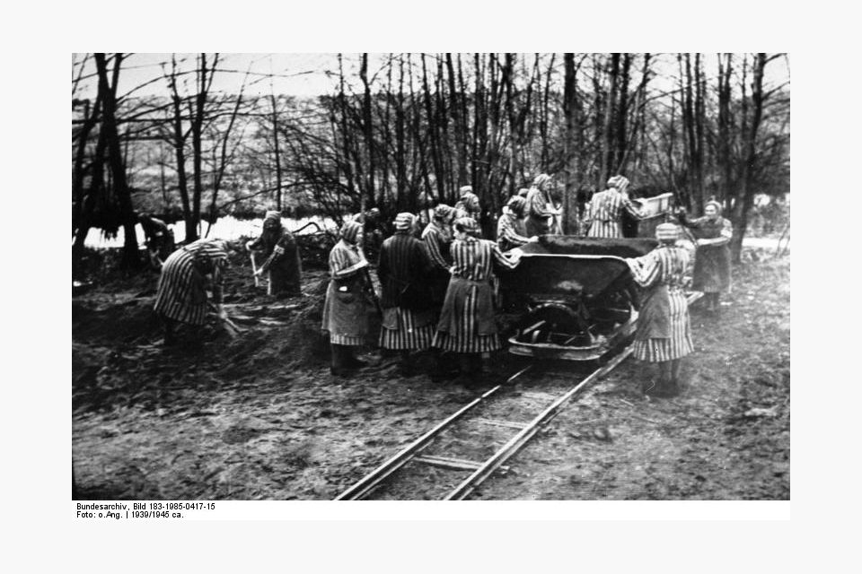 Ženy při práci v koncentračním táboře Ravensbrück | foto: Bundesarchiv,  Bundesarchiv,  Bild 183-1985-0417-15,  German Federal Archives,  CC-BY-SA