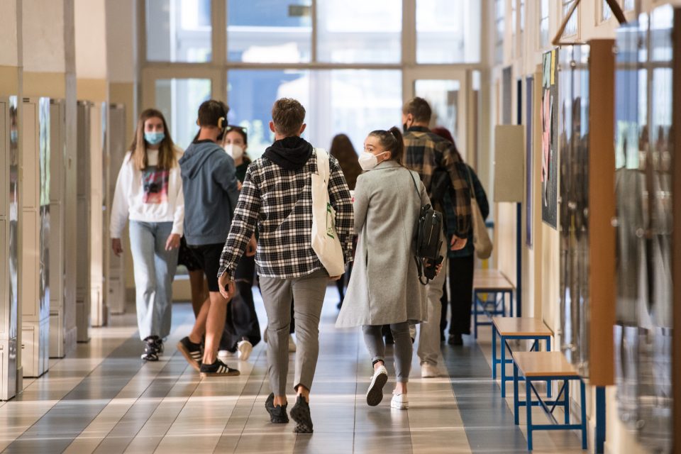 Studenti Gymnázia Nad Štolou 1. září přicházejí do školy. | foto: René Volfík,  iROZHLAS.cz