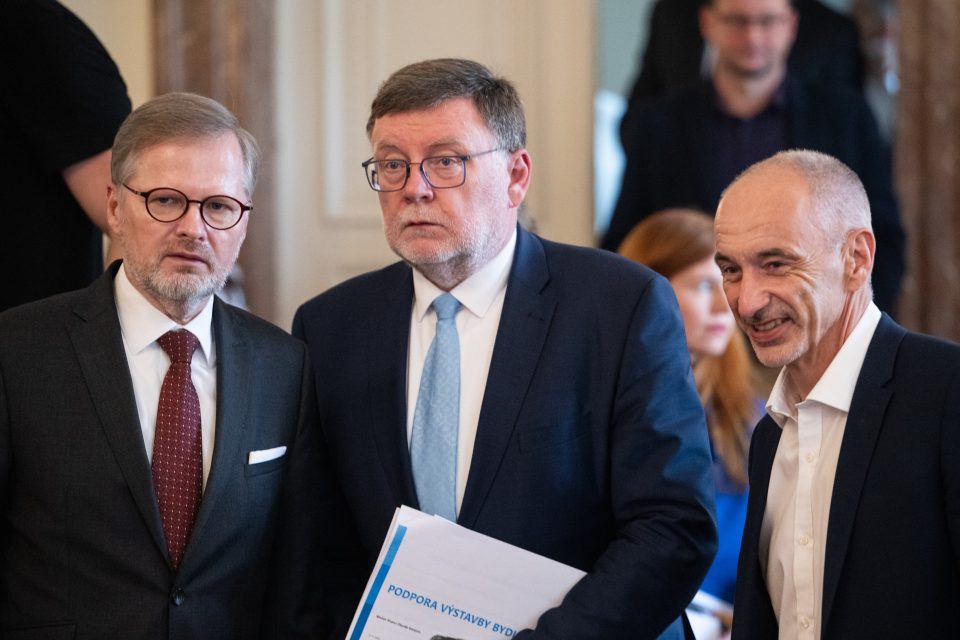 Petr Fiala  (vlevo),  Zbyněk Stanjura a Martin Kuba na tiskové konferenci k podpoře bydlení | foto: René Volfík,  iROZHLAS.cz