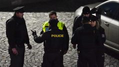 Policisté během zásahu kvůli přepadení banky v Příbrami