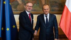 Premiér Petr Fiala společně se svým polským protějškem Donaldem Tuskem zapózovali novinářům ve Strakově akademii